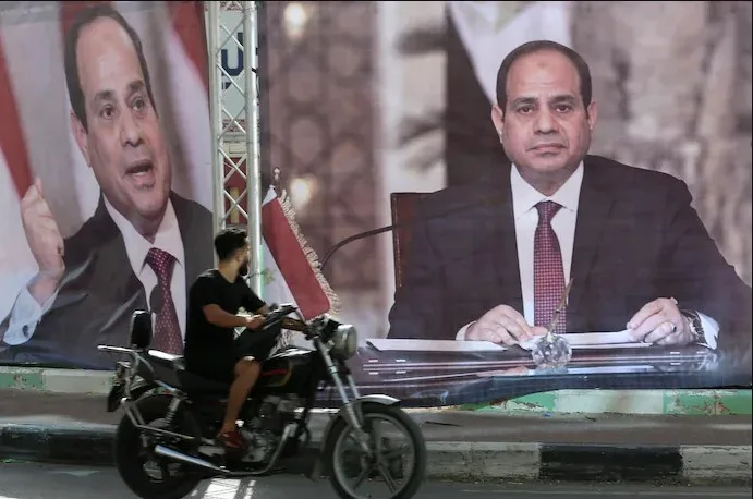 صور كبيرة للرئيس المصري عبد الفتاح السيسي معلقة في أحد شوارع مدينة غزة في أيار/مايو أثناء زيارة رئيس المخابرات المصرية عباس كامل.