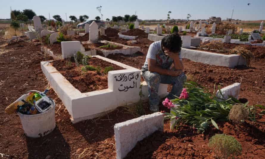 الفنان السوري عزيز الأسمر يزور قبر الطفل حسين صباغ الذي كان يساعده في رسم جدارياته