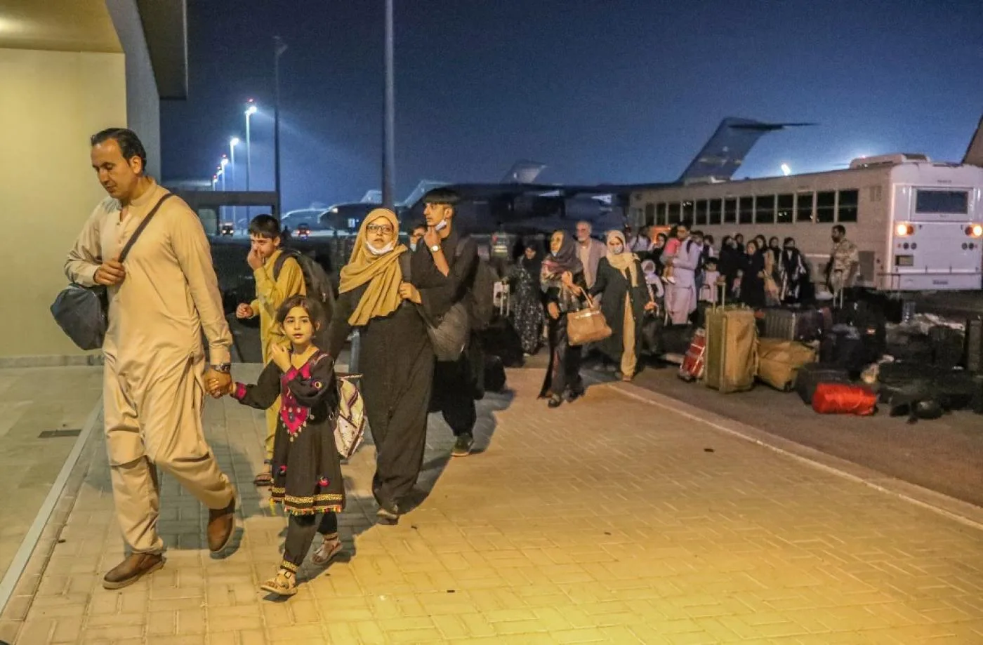 وصول الأفراد الذين تم إجلاؤهم من أفغانستان إلى قاعدة العديد الجويةالأمريكية في قطر