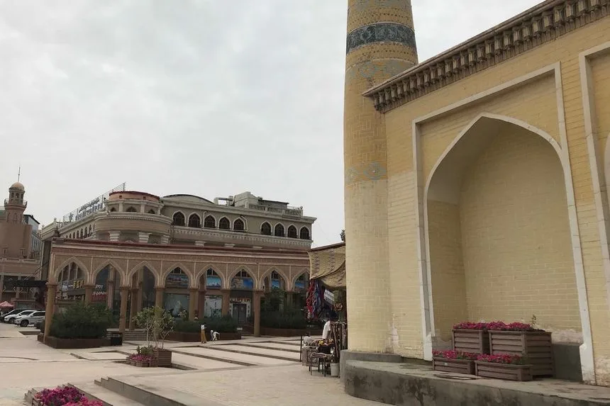 استولت السلطات الصينية على مبنى مكون من 4 طوابق مجاور لمسجد شهير في كاشغر مملوك لرجل أعمال إيغوري اعتقلته السلطات