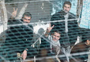 الأسرى الفلسطينيون يكسرون عتمة سجنهم بالتعلم والتحصيل العلمي