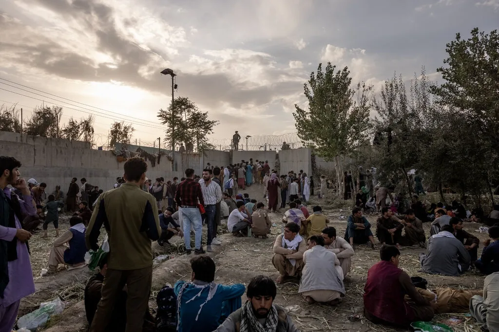 تجمع يومي للحشود خارج المطار الدولي في كابول بعد سيطرة طالبان على العاصمة