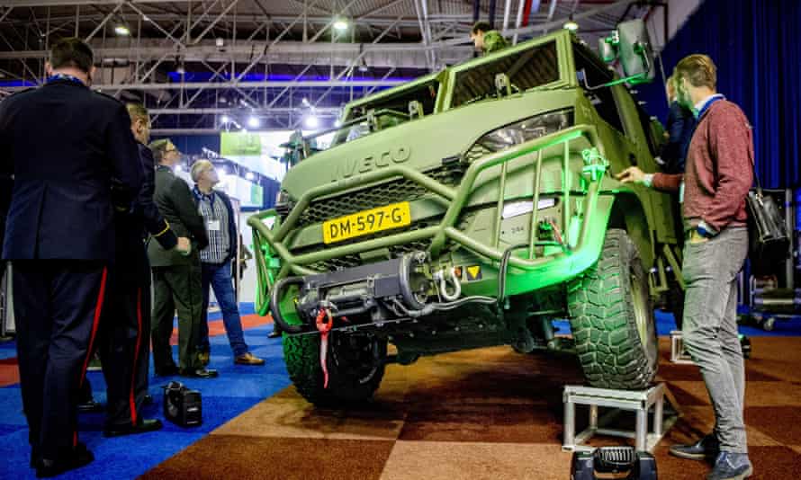 متخصصون في صناعة الدفاع ينظرون إلى مركبة عسكرية في معرض أسلحة بهولندا