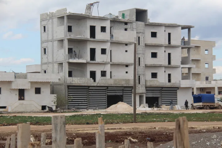 الاستثمار والحاجة إلى السكن يتسبّبان في التوسُّع العمراني شمال سوريا.