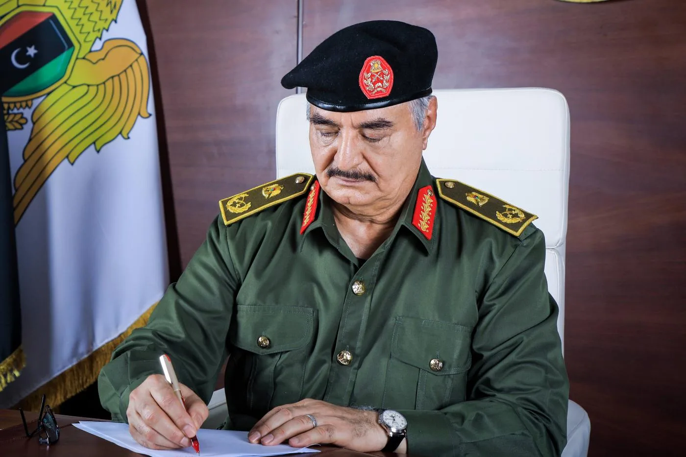 المشير خليفة حفتر، قائد ما يُسمى "الجيش الوطني الليبي" في شرق ليبيا، والذي شن حربًا على الحكومة المعترف بها دوليًا
