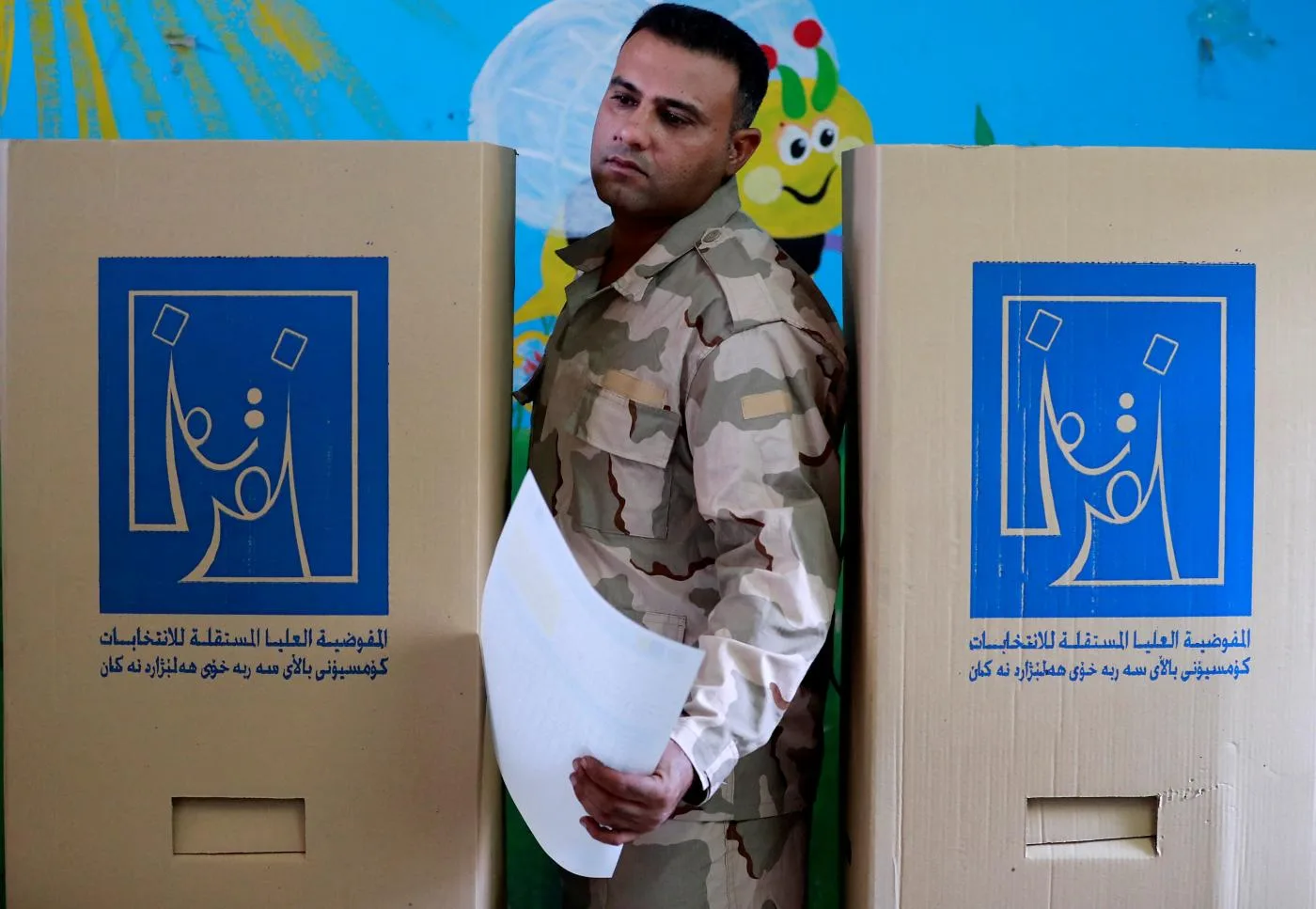 أحد عناصر القوات الأمنية العراقية يصوت في الانتخابات البرلمانية في العاصمة بغداد يوم 8 أكتوبر 2021.