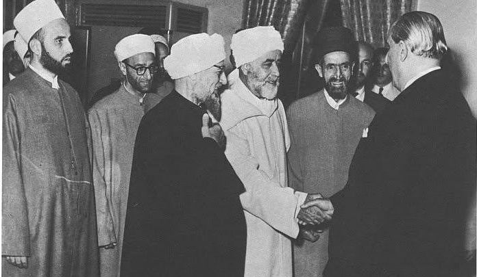 وفد من العلماء يزورون الرئيس شكري القوتلي (يمين الصورة) بعد اعادة انتخابه رئيسًا لسوريا في آيلول 1955، ويظهر في الصورة بالترتيب من اليمين: نقيب السادة الأشراف سعيد حمزة - الشيخ مكي الكتابي - مفتي الجمهورية الدكتور أبو اليسر عابدين - قاضي دمشق الشرعي عبد الرؤوف الأسطواني