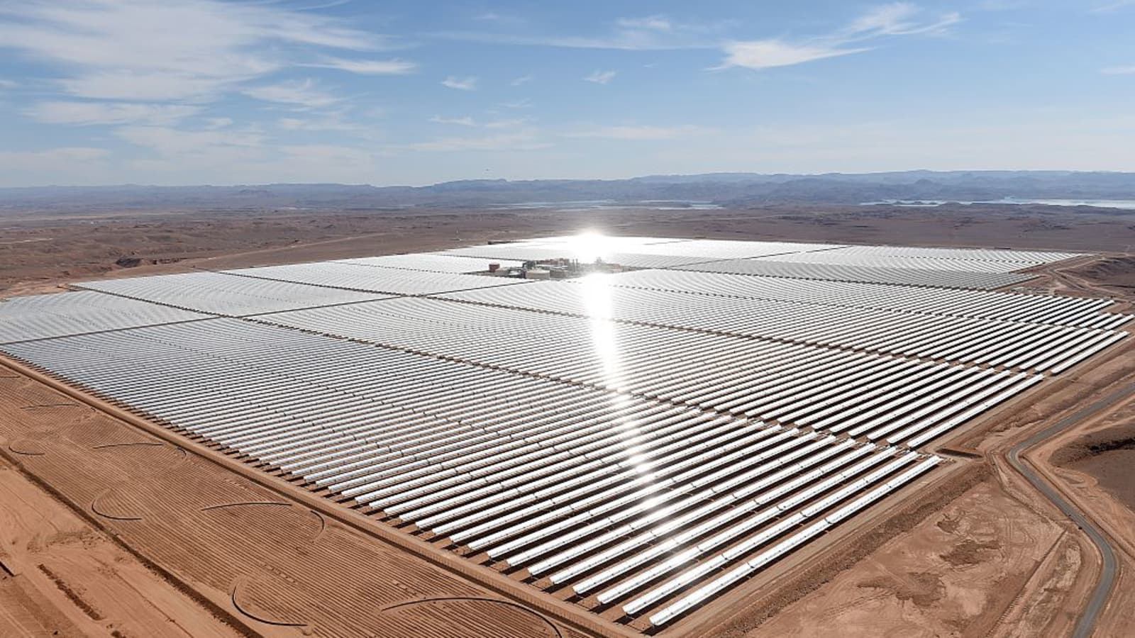 مشهد جوي للمرايا الشمسية في محطة نور1 للطاقة الشمسية المركزة، على بعد 20 كم من ورزازات في المغرب