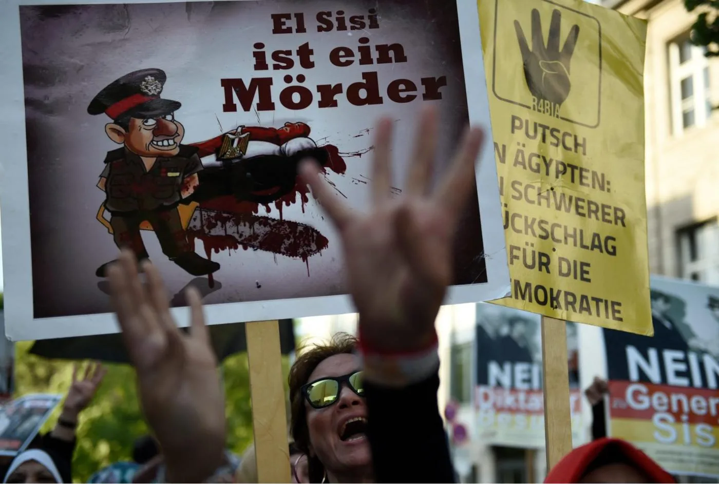 مظاهرة في برلين ضد الرئيس المصري عبد الفتاح السيسي خلال زيارته لألمانيا سنة 2015.