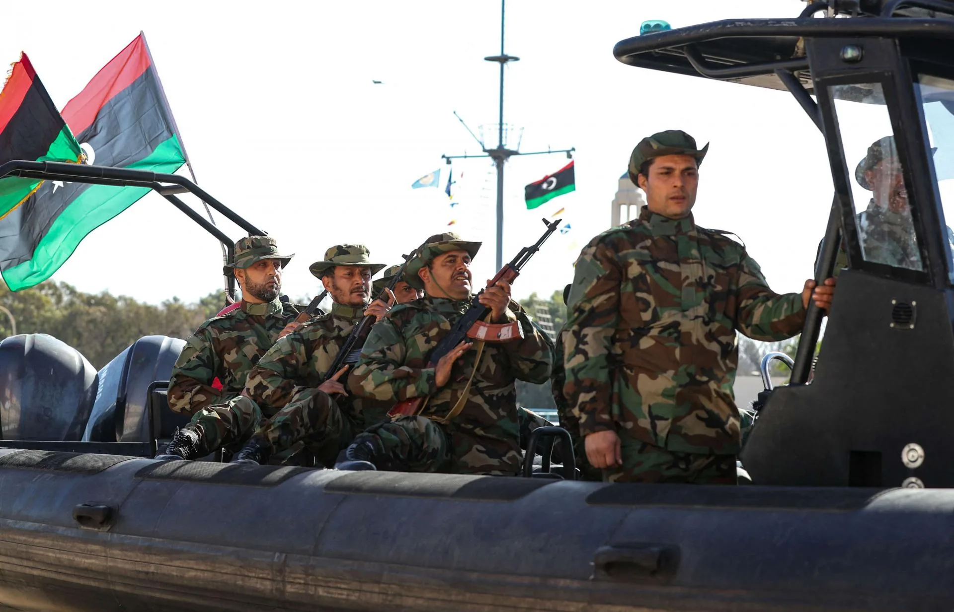 يخشى الليبيون انفلات الوضع الأمني في بلادهم