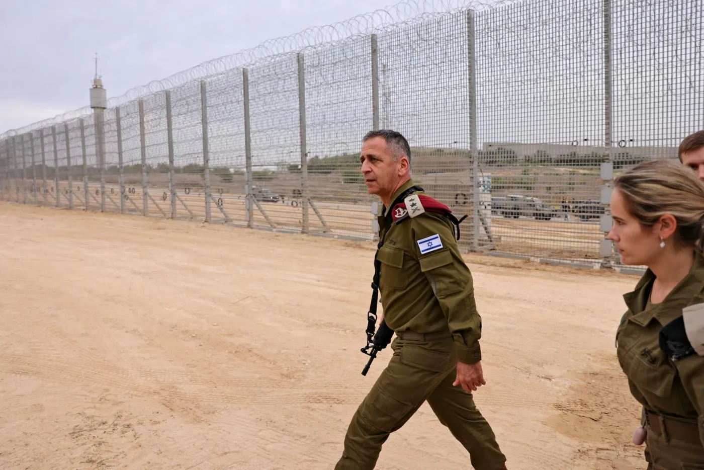 أفيف كوخافي -رئيس الأركان العامة للجيش الإسرائيلي- يمشي بجوار السياج على الحدود بين غزة و"إسرائيل".