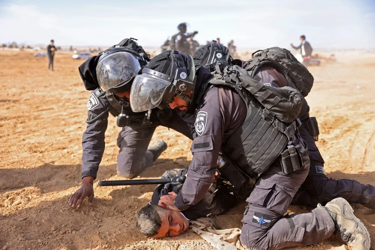Israeli-policemen-detain-a-Bedouin