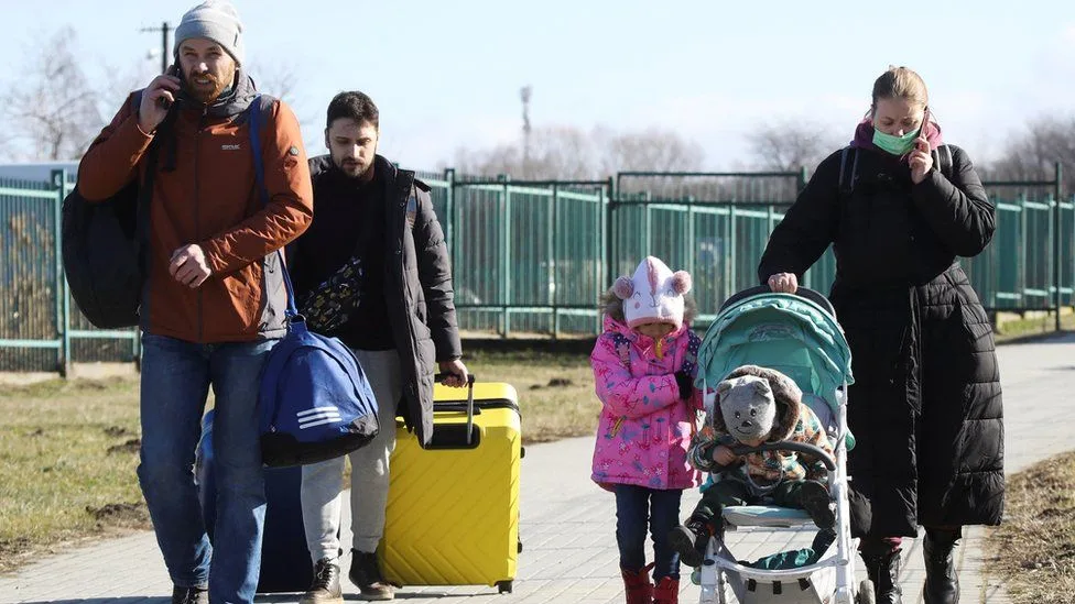 المواطنون الأوكرانيون يغادرون بلادهم لاجئين إلى الاتحاد الأوروبي