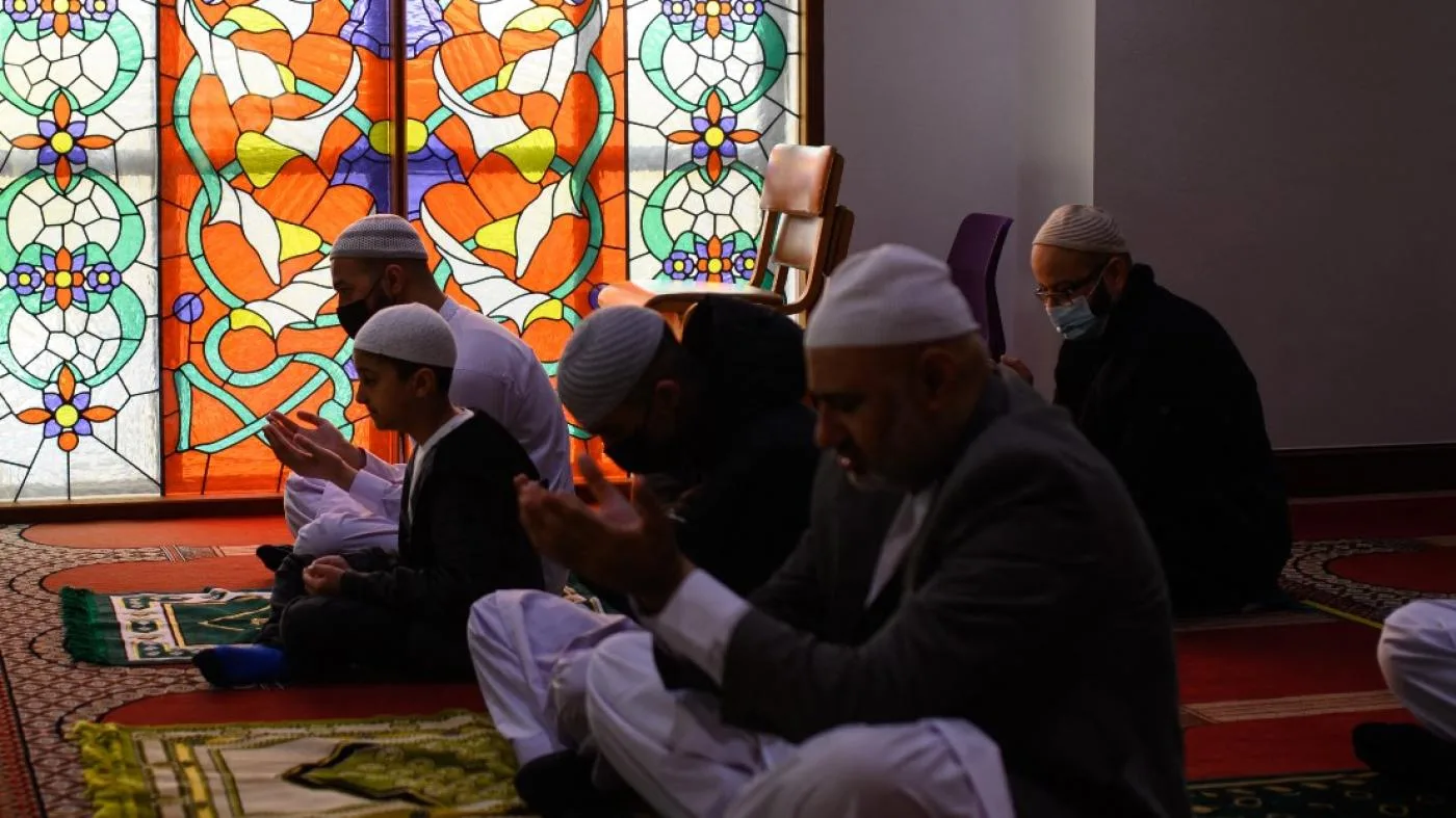 المسلمون في صلاة عيد الفطر بمسجد برادفورد المركزي بإنجلترا
