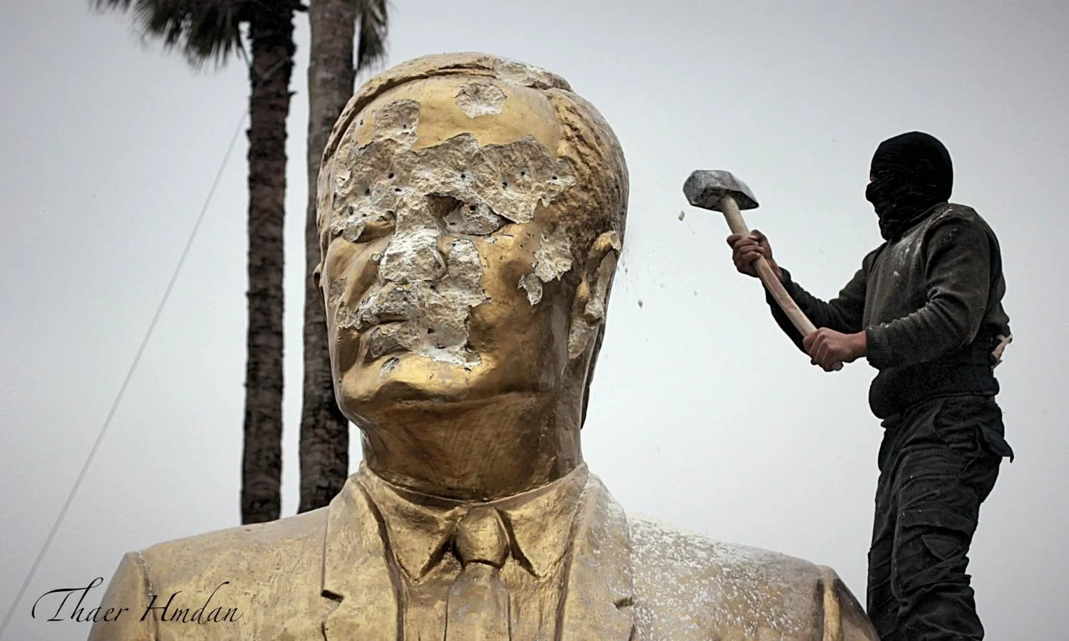 Destroying-the-statue-of-Hafez-al-Assad
