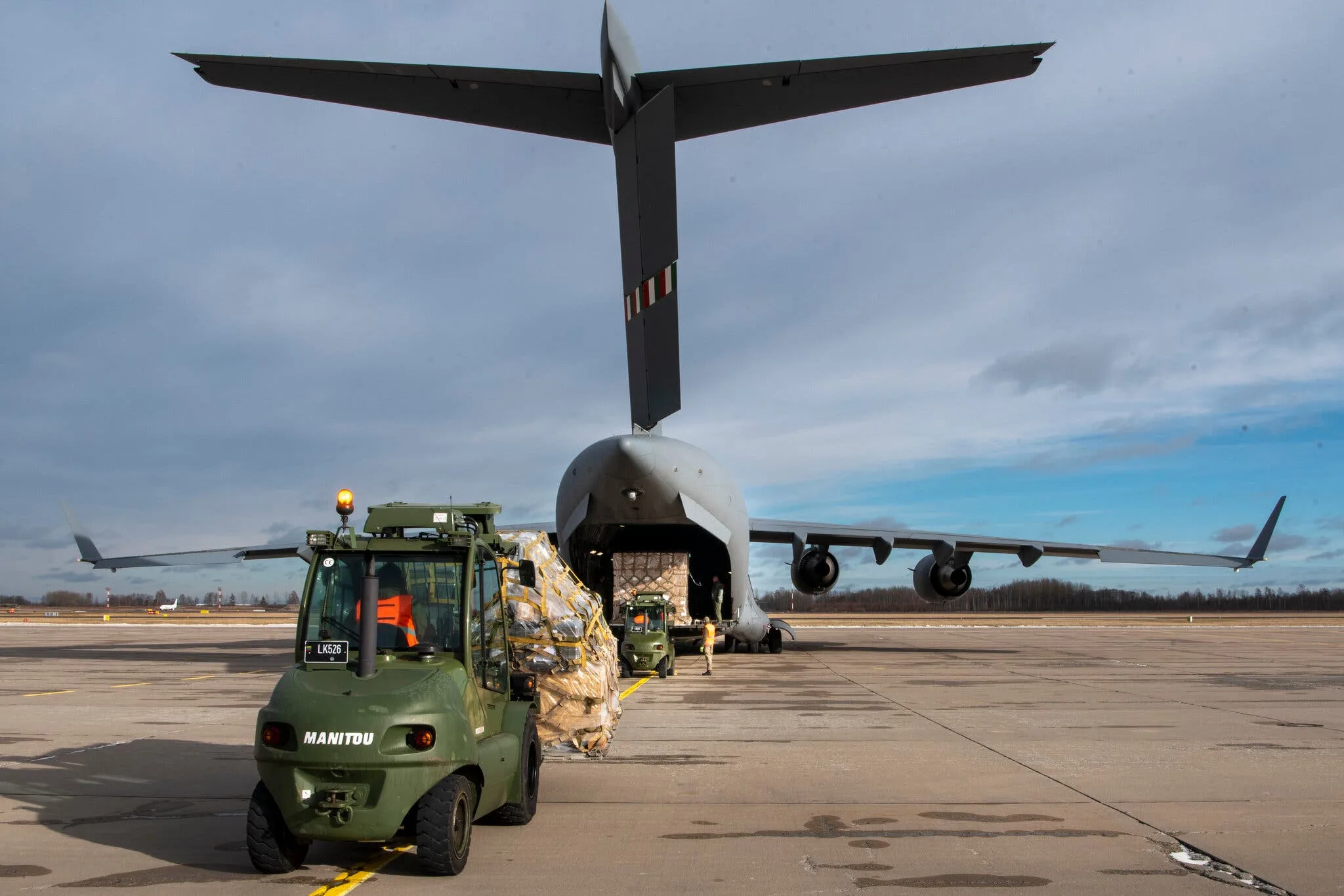 merlin_202131918_b28ed300-af1f-436d-97db-23d154968390-superJumbo