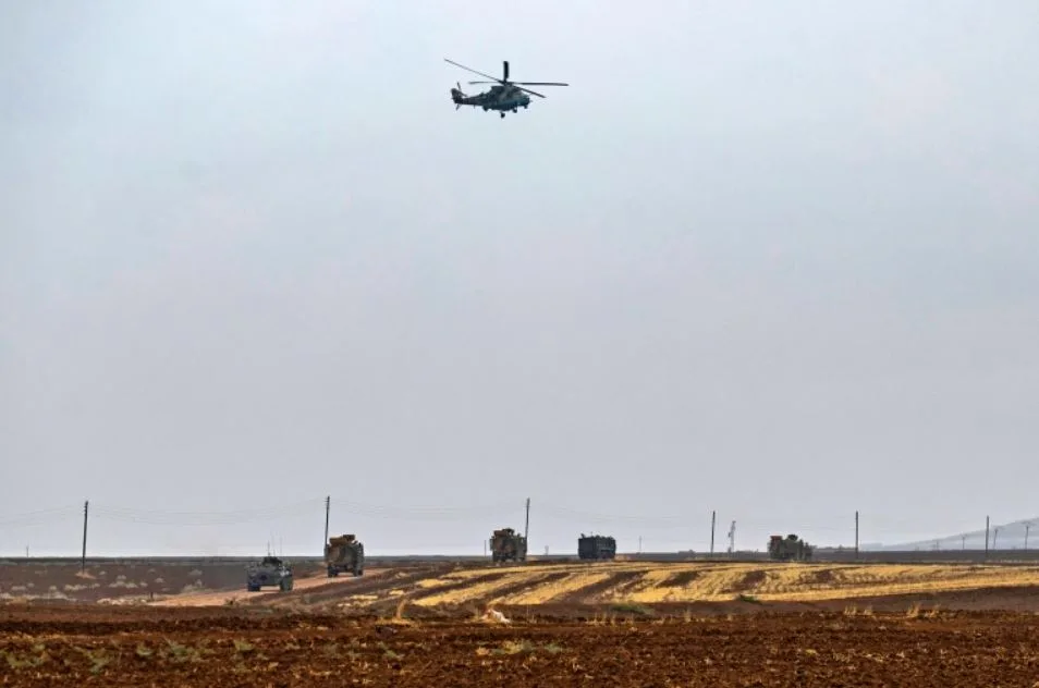طائرة روسية من طراز "Mil Mi-17" تحلق فوق دورية روسية تركية مشتركة شمال سوريا