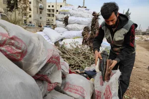 السوريون في شمال سوريا يستحدثون مواد وطرقًا جديدة للتدفئة