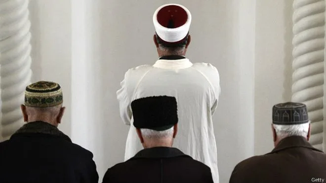 رجال من تتار القرم يصلون في مسجد بمدينة باكتشيساراي