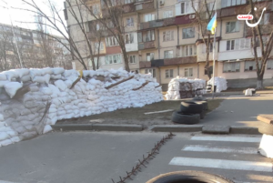 المبيت مع الكلاشينكوف.. كيف يعيش سكان كييف الحصار؟