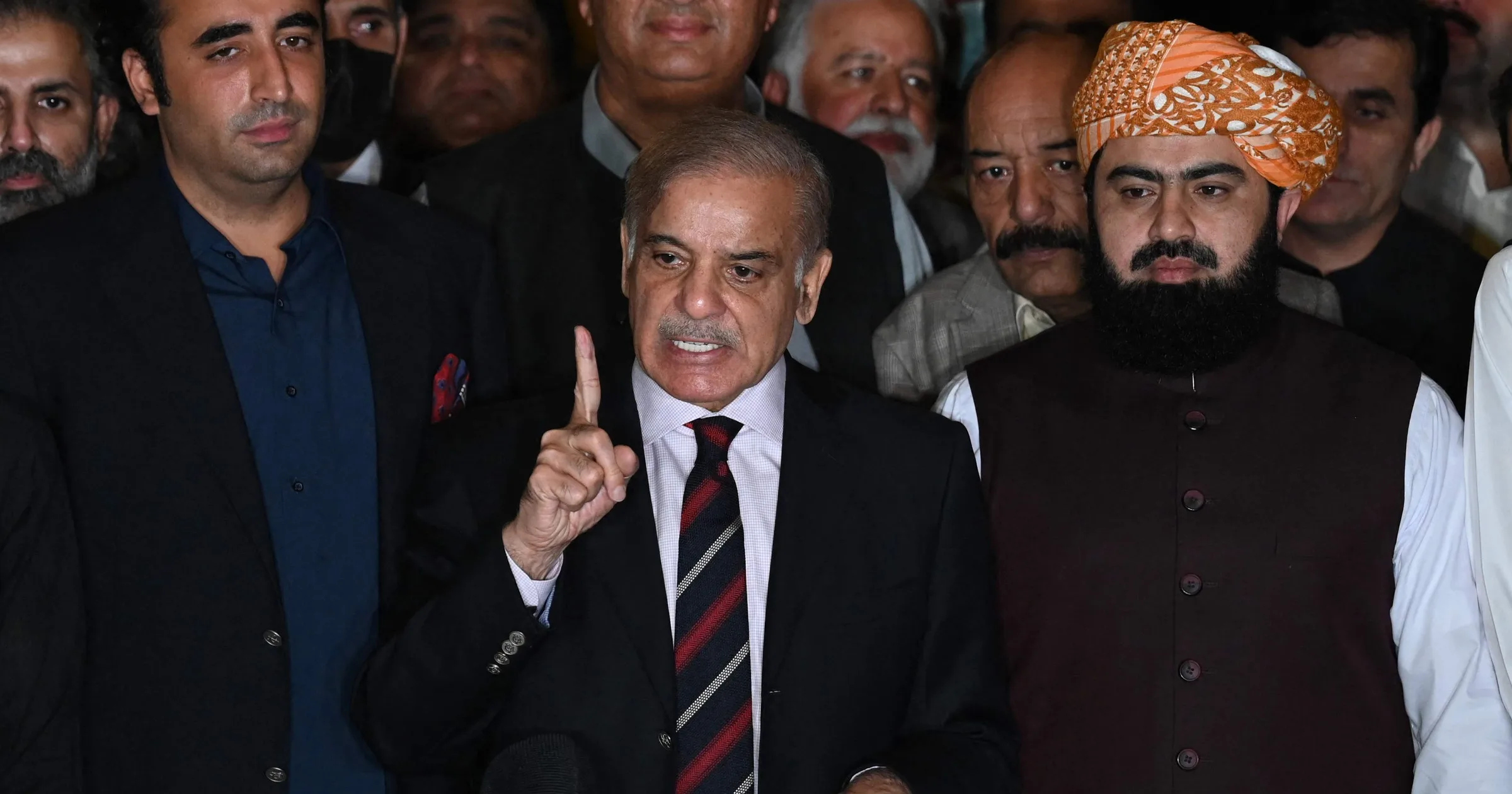 أدى شهباز شريف أمس الاثنين اليمين الدستورية رئيسا لوزراء باكستان