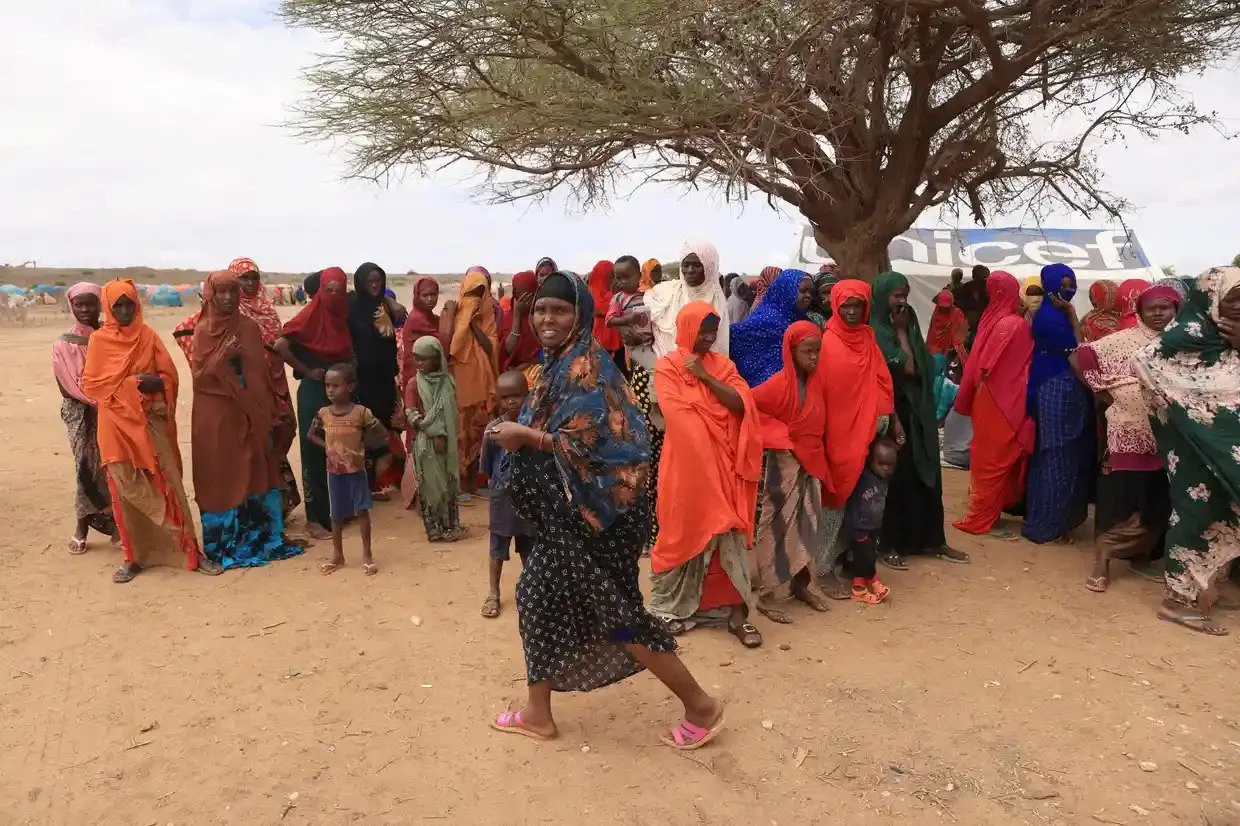 النازحون يصطفون للحصول على المساعدات الغذائية في مخيم هيغلو بمدينة غودي في المنطقة الصومالية بإثيوبيا