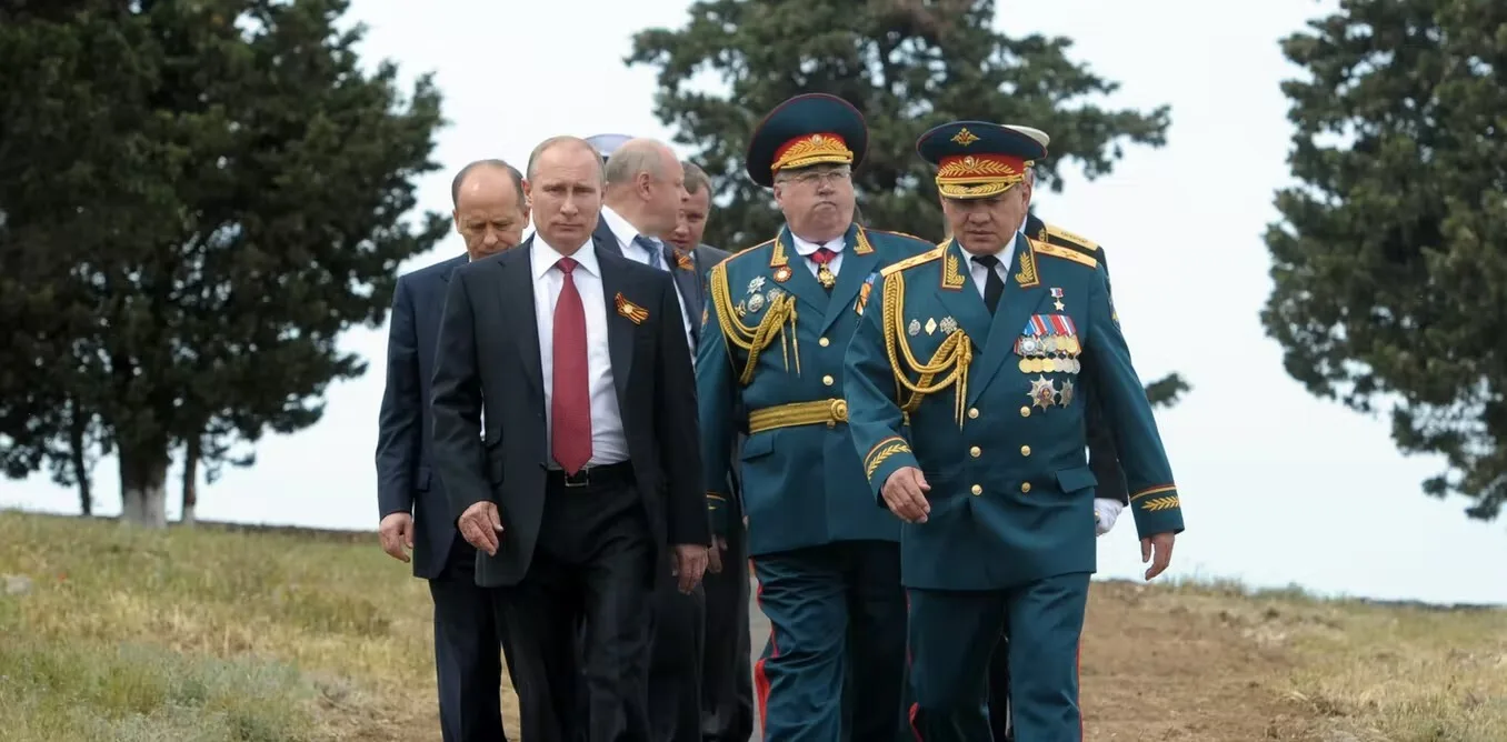 بوتين مع مجموعة من كبار ضباط الجيش والمخابرات في شبه جزيرة القرم عام 2014