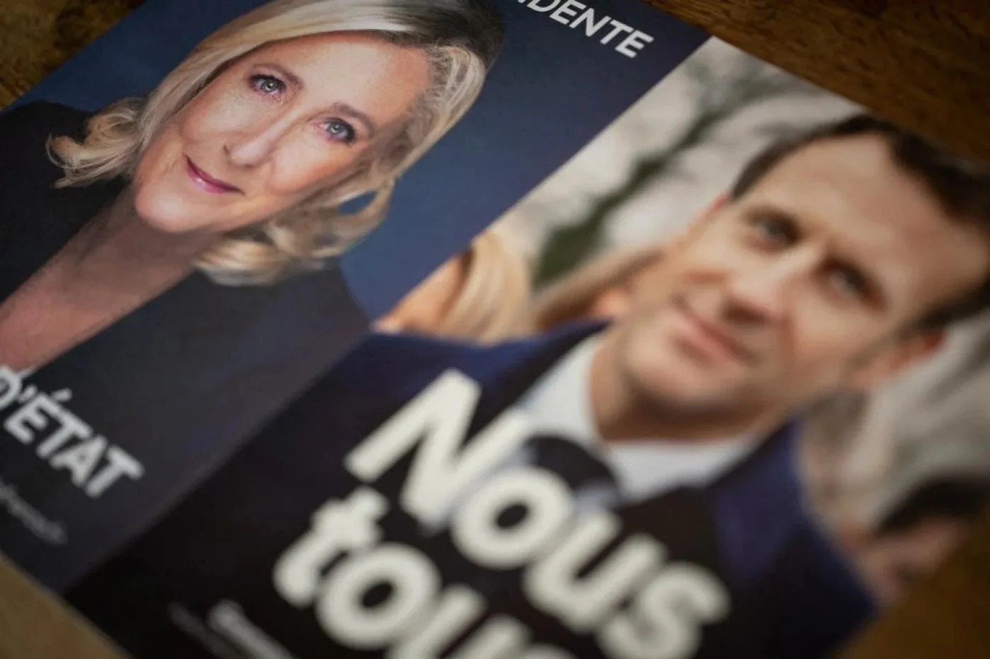 ملصقات مرشحي الانتخابات الرئاسية الفرنسية ماكرون ولوبان