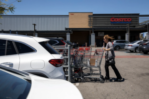 المتسوقون يغيرون عاداتهم الشرائية لمواجهة التضخم وارتفاع الأسعار