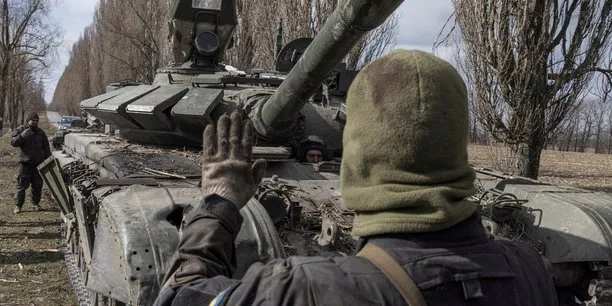 les-forces-russes-dans-le-nord-de-l-ukraine-se-regroupent-priorite-au-donbass-dit-moscou