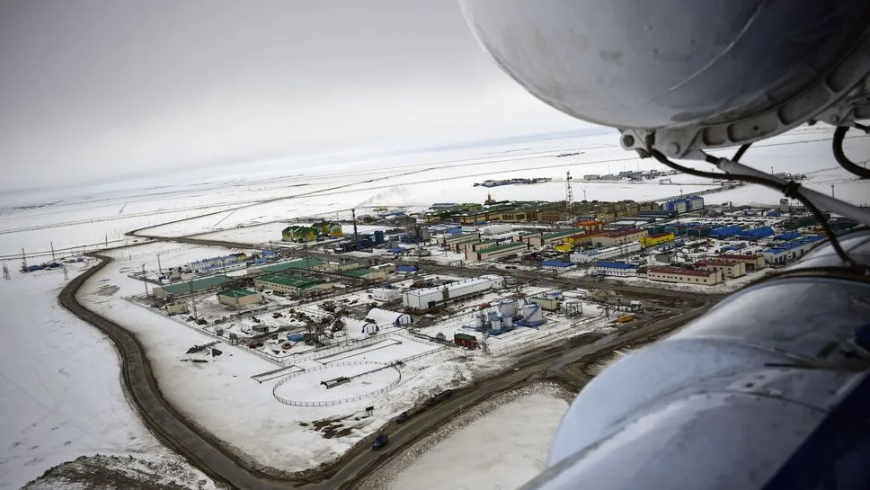 vue-de-la-base-principale-du-champ-gazier-de-bovanenkovo-sur-la-peninsule-de-yamal-au-nord-du-cercle-arctique-le-21-mai-2019_6182162