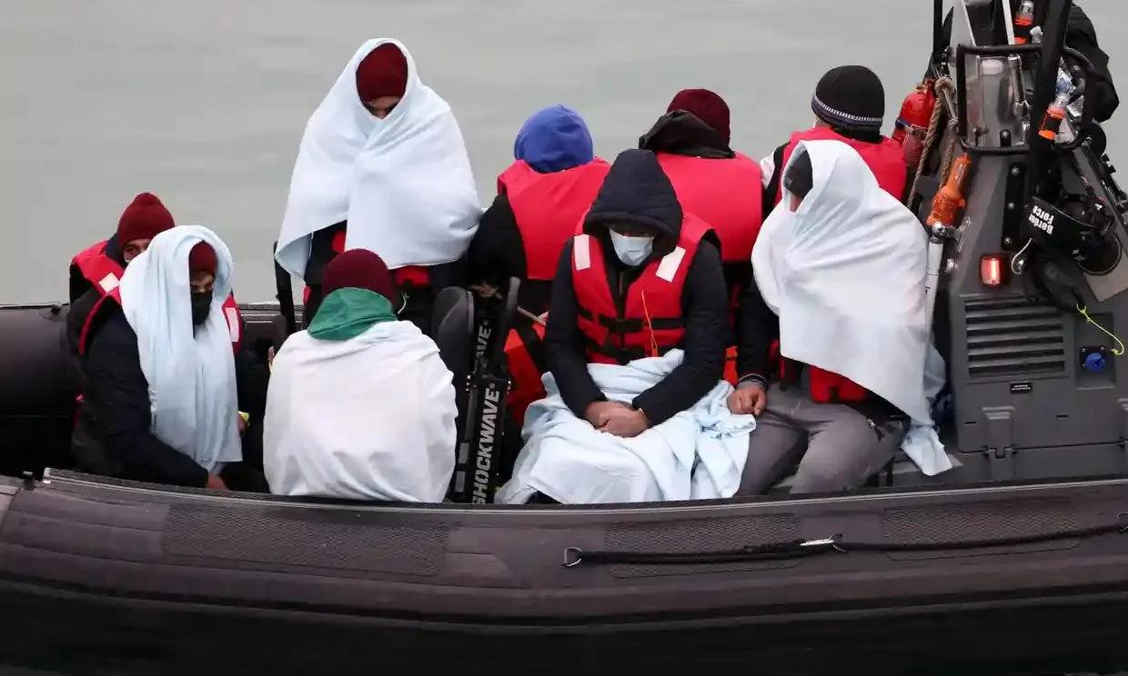 وصل الناس إلى ميناء مدينة دوفر على متن سفينة لحرس الحدود بعد عبورهم القناة