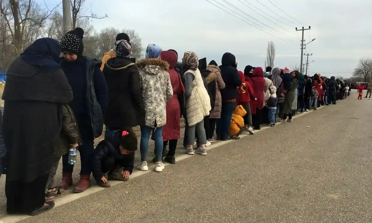اللاجئون يصطفون للحصول على مساعدات غذائية عند معبر بازاركولي على الحدود التركية اليونانية