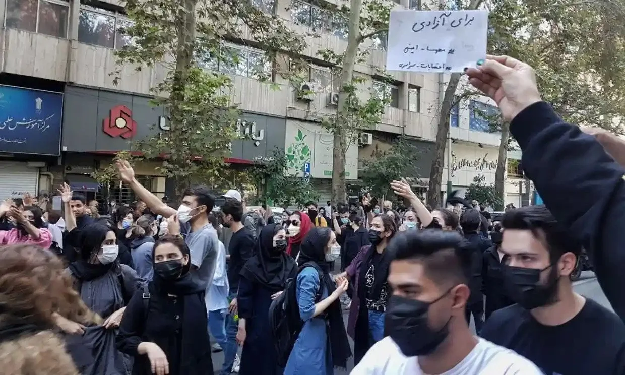 الشباب الإيراني يحتج في الشوارع على موت مهسا أميني على يد قوات الأمن
