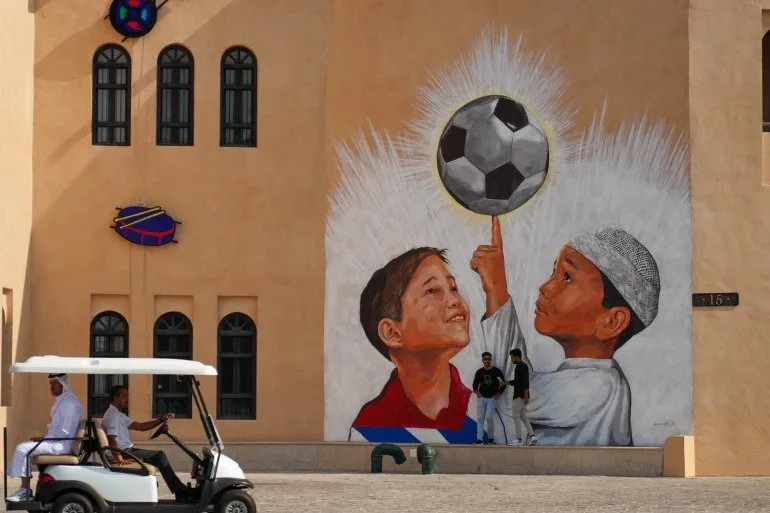 جدارية لكأس العالم في قطر بالقرية الثقافية كاتارا في الدوحة.