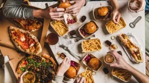 هذا ما يحدث لجسمك عندما تأكل دائمًا حتى التخمة