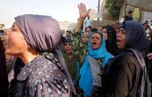 فقراء مصر يواجهون المزيد من المعاناة مع انخفاض قيمة الجنيه