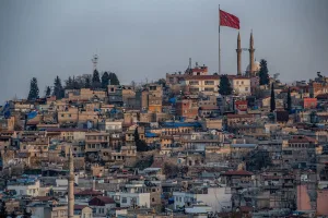 ضحايا منسيون.. سوريون يبنون حلب جديدة في الجوار