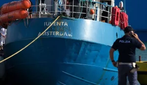 قد يدانون بالحبس 20 عامًا.. قصة أكبر محاكمة لنشطاء إنقاذ في أوروبا