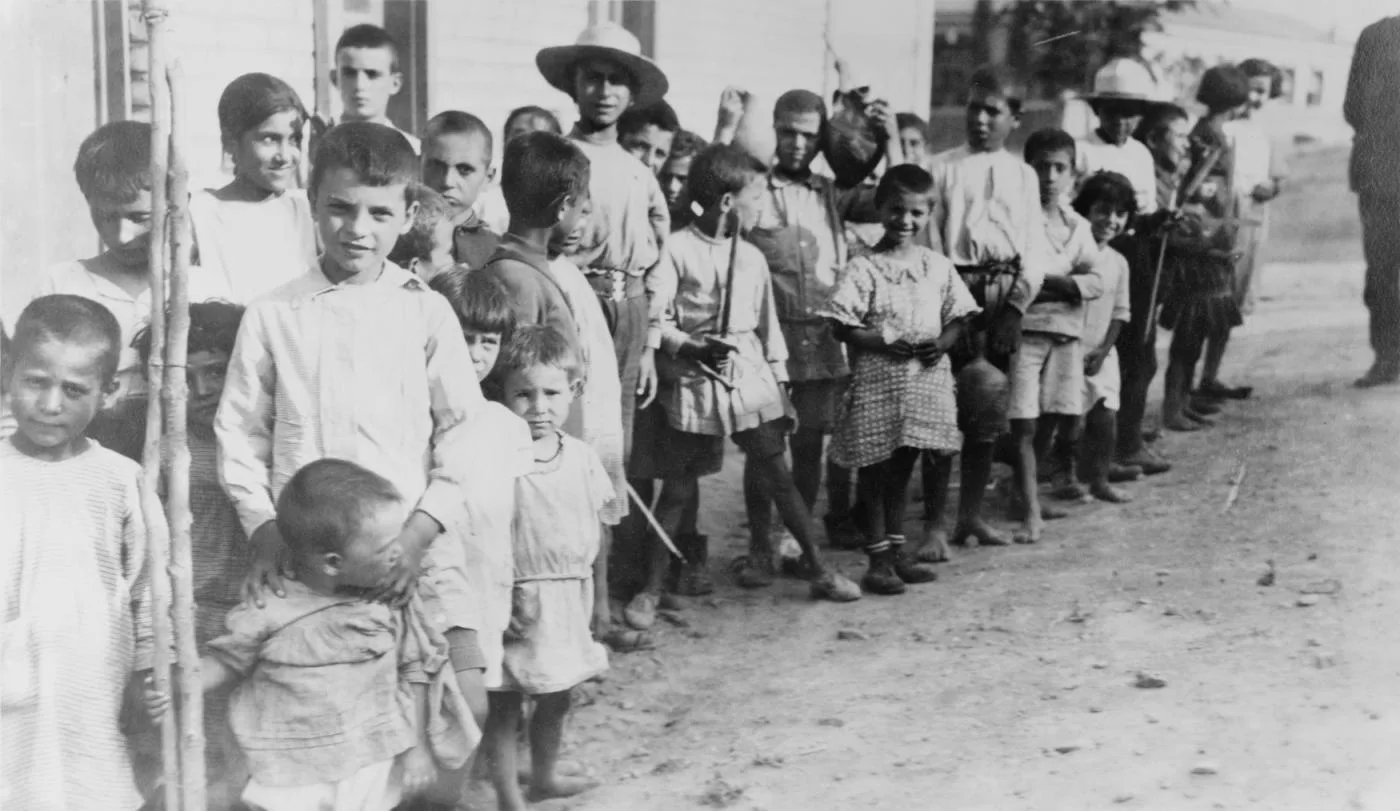Greek_and_Armenian_refugee_children_near_Athens,1923