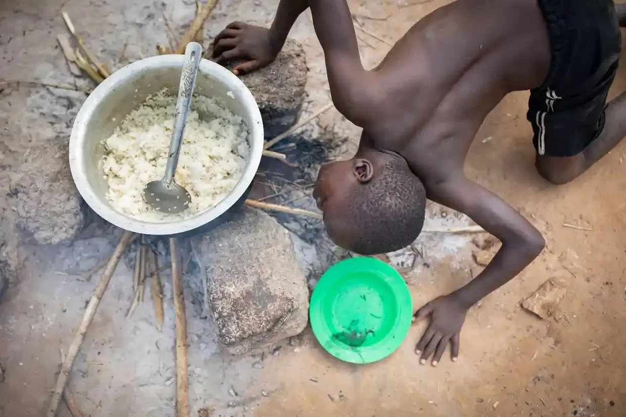 صبي يحاول إشعال النار للطبخ في منطقة بوسوجا الفقيرة