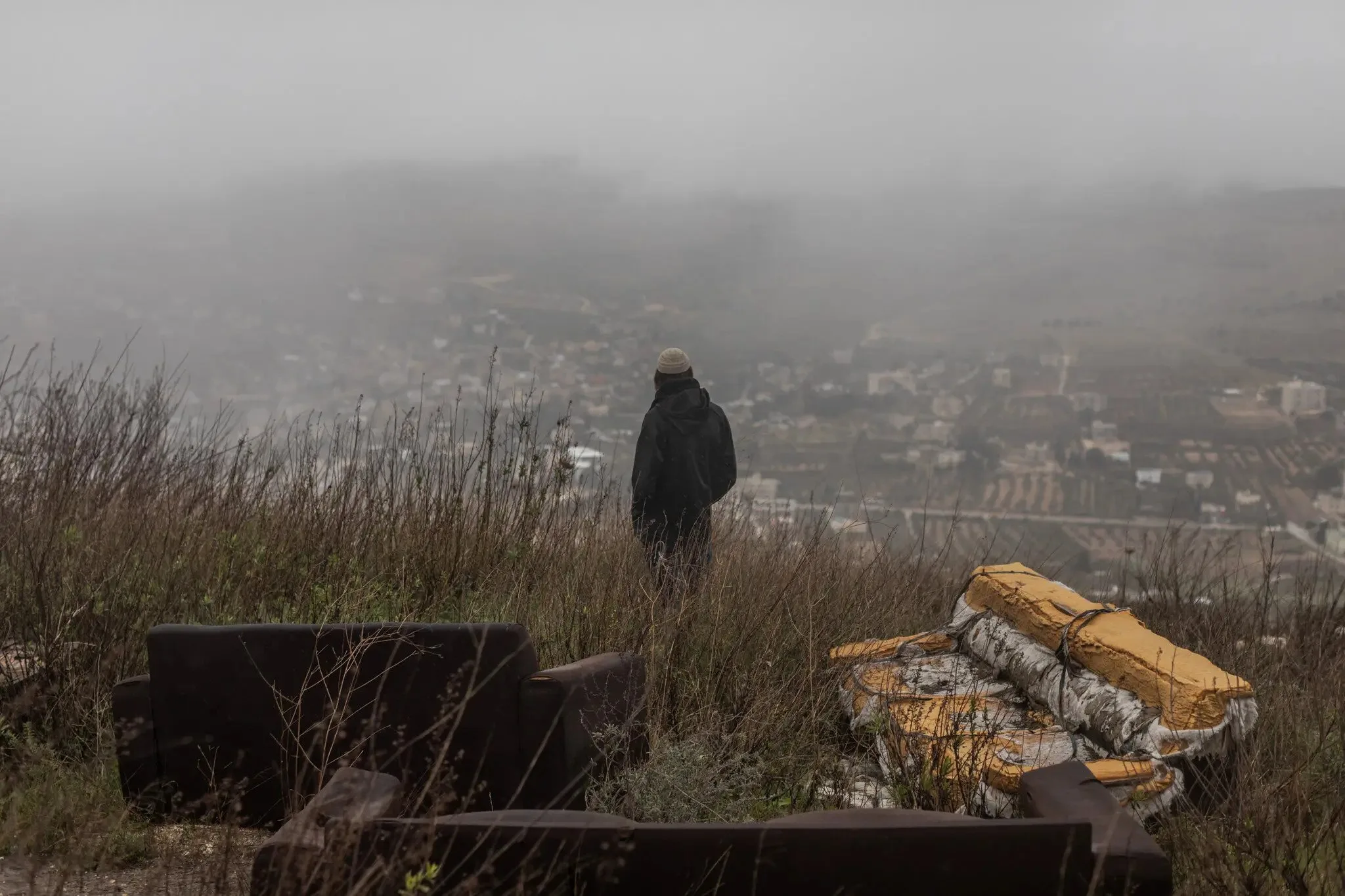 صورة لمستوطن ناشط فوق مستوطنة يتسهار بالضفة الغربية