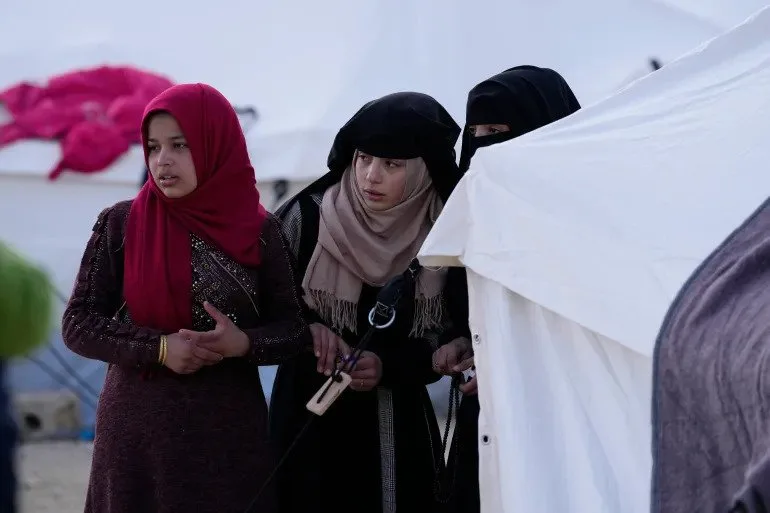 الفتيات اللاتي فقدن منازلهن بسبب الزلزال يبحثن عن مساعدات في مخيم كلس جنوب تركيا