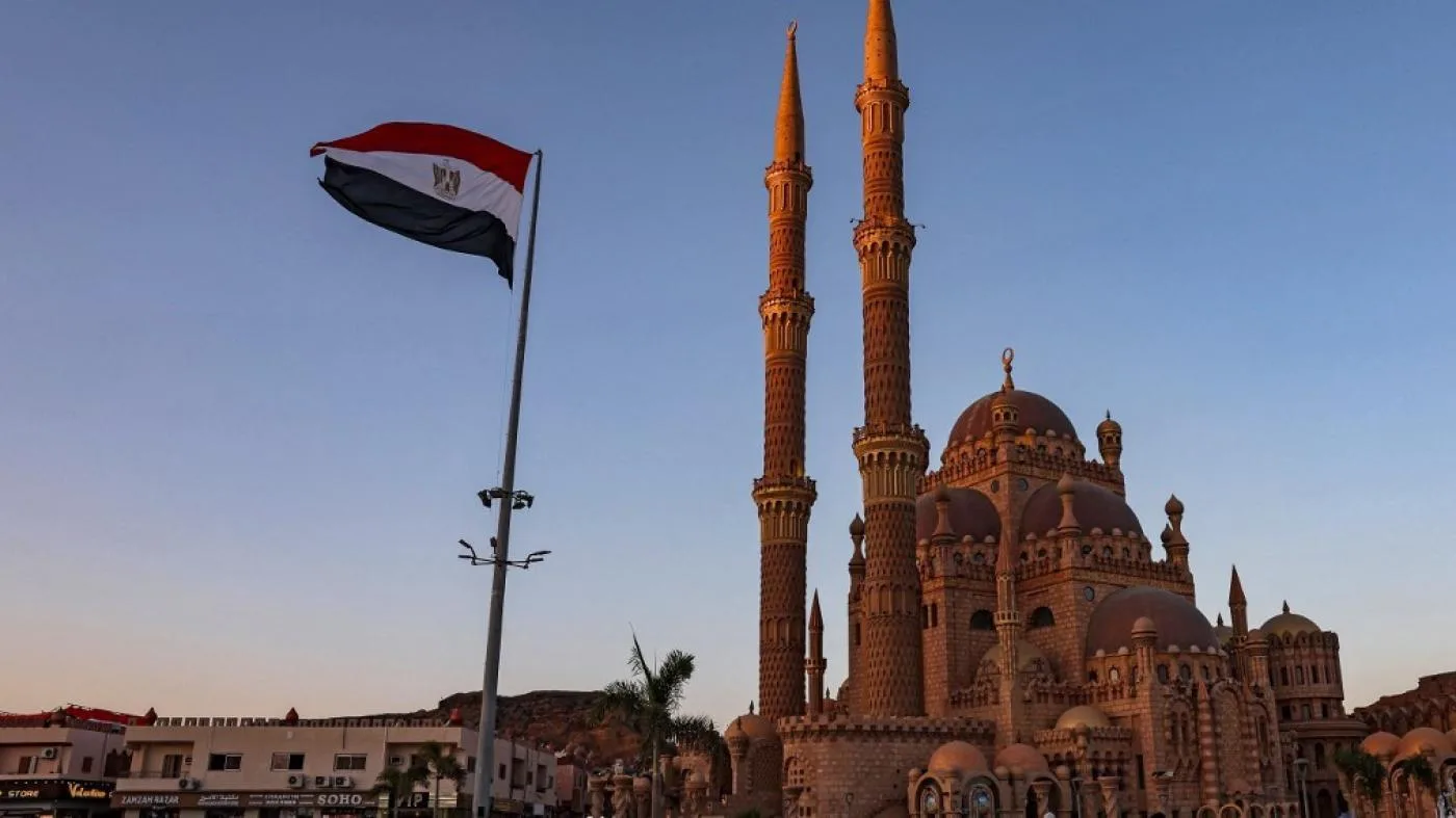 علم مصر يرفرف خارج المسجد الكبير في شرم الشيخ
