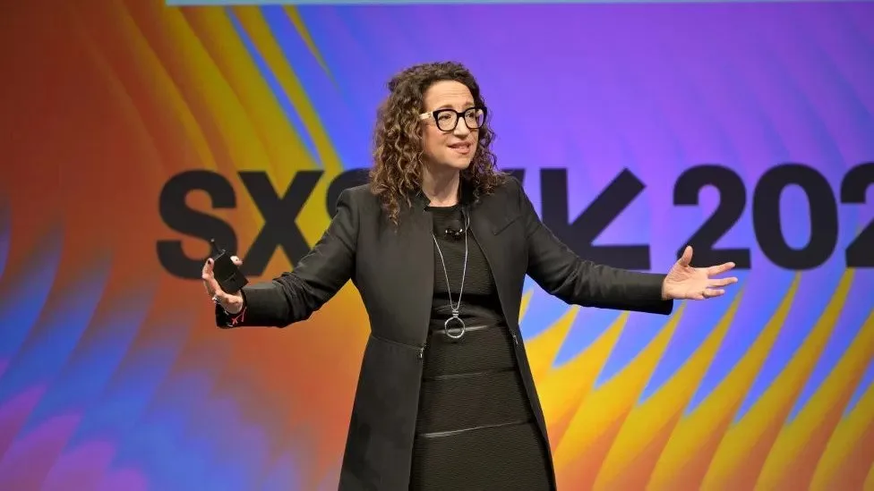 إيمي ويب في مؤتمر SXSW تكشف عن رأيها فيما سيؤول إليه الذكاء الاصطناعي في الـ 10 سنوات المقبلة.