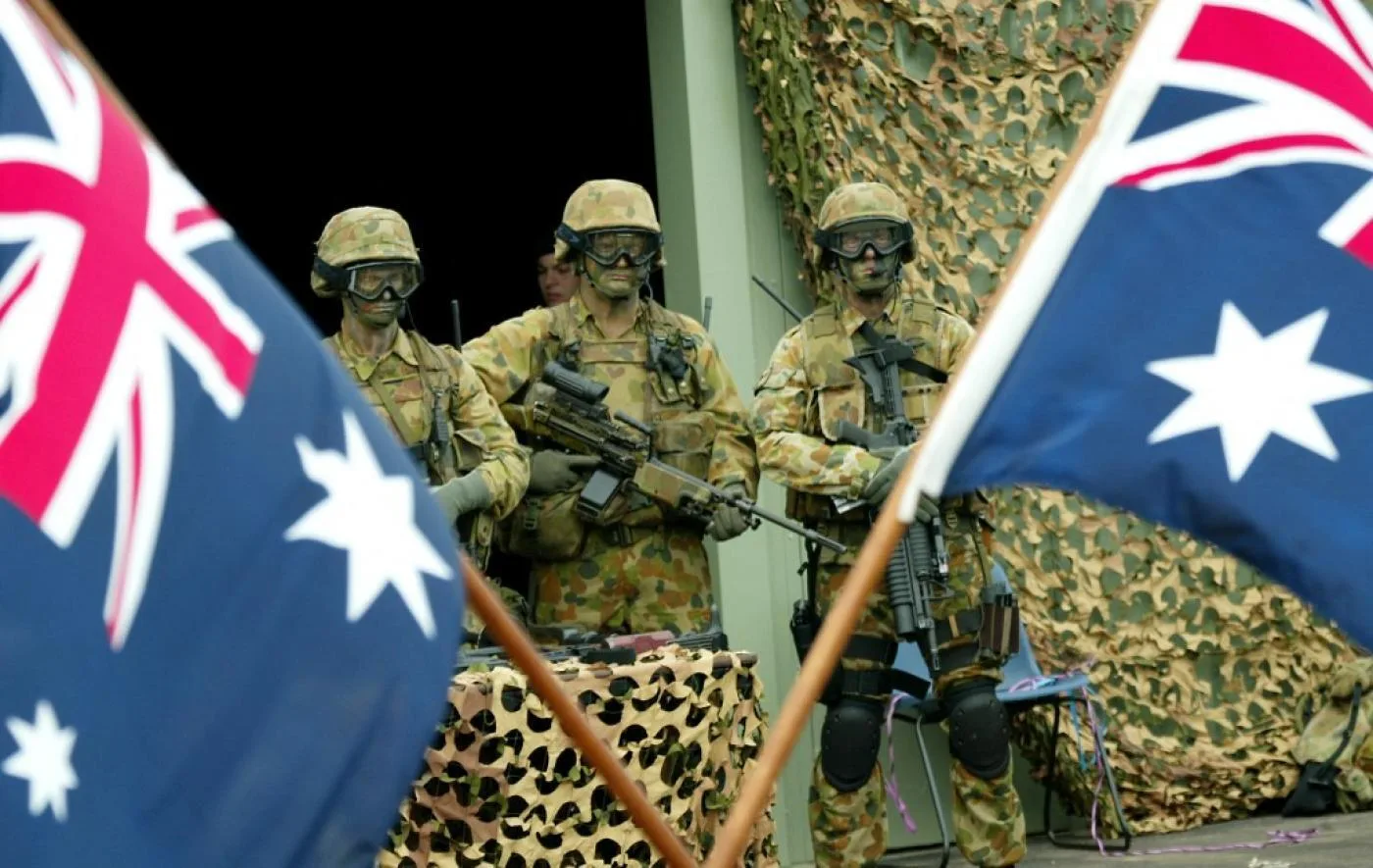 جنود الخدمة الجوية الخاصة الأسترالية في أثناء إطلاق قيادة العمليات الخاصة في منشأة دفاعية قرب سيدني