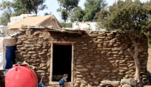 بيوت الطين.. ملاذ النازحين في شمال سوريا