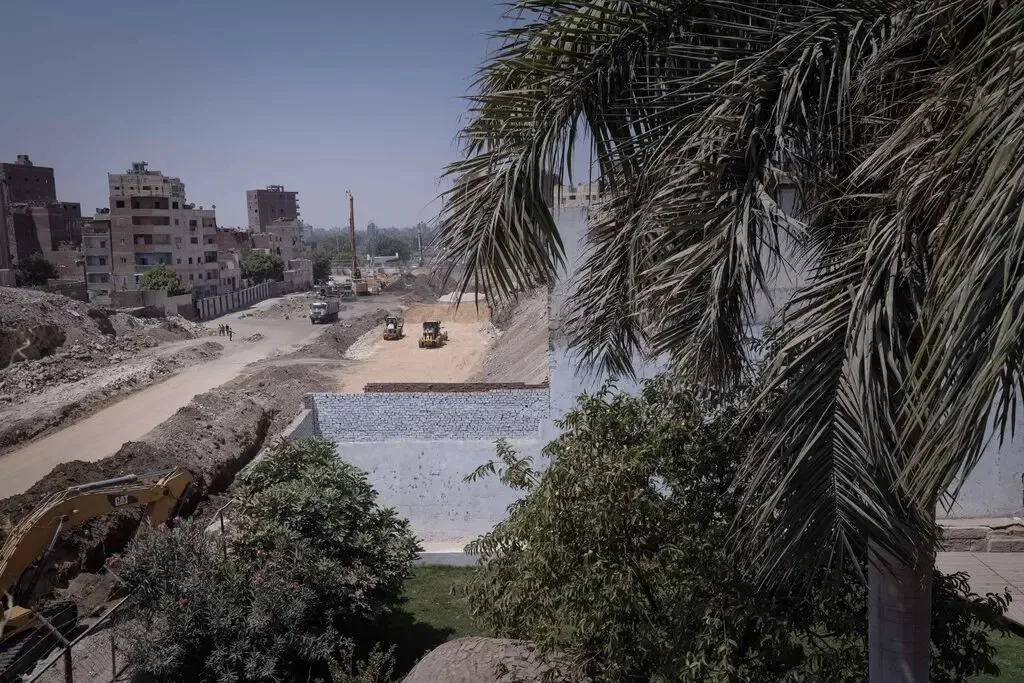ما تزخر به القاهرة من مساحات خضراء يتم قطعها وتزفيتها بشكل متزايد