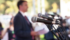 شركات العلاقات العامة.. مصانع التزييف والمبالغة في العالم