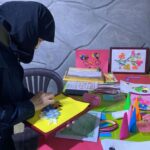 سيدة دمشقية تسعى لنثر فن الكولينج في الشمال السوري